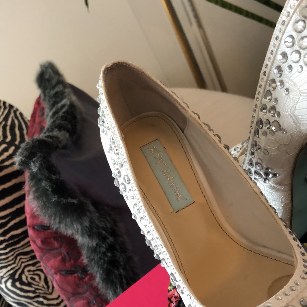 Heels - Picture 2 of 4